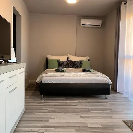 Backyard Apartman *