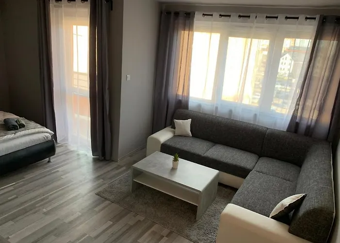 Backyard شقة ميسكولك
